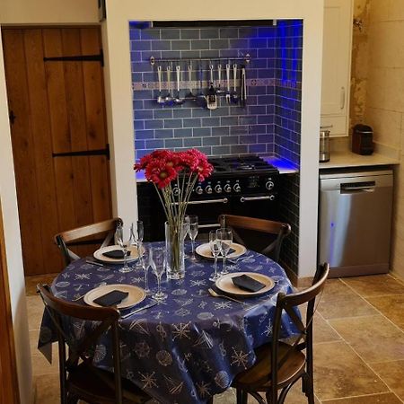Dom Peyreton Prestige Cottages Set In A Charming Wine Property Villegouge Bagian luar foto